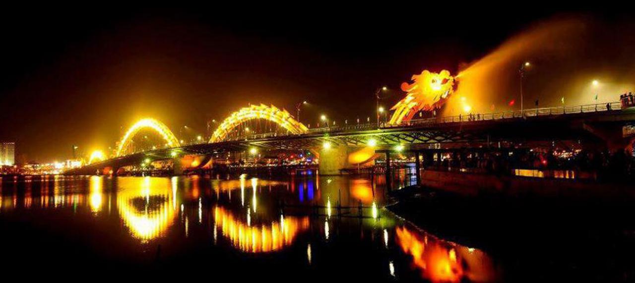 Cầu Rồng phun lửa bắt đầu từ 21h00 vào ngày cuối tuần và các lễ lớn trong năm